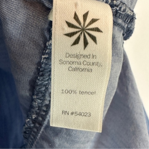 Athleta Shirt Bootjack Chambray ButtonUp Denim Split Back Top Woman’s XS Blue - Picture 10 of 12